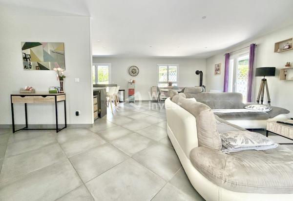 Villa de type 5 de 127 m2 habitables avec quatre chambres, jardin avec vue dominante.