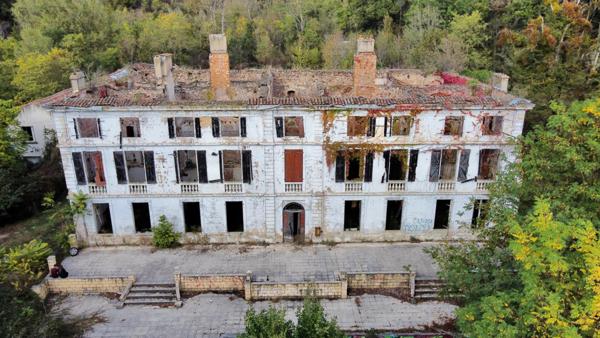 Abbaye du 14e et château du 19e en ruine sur 17ha