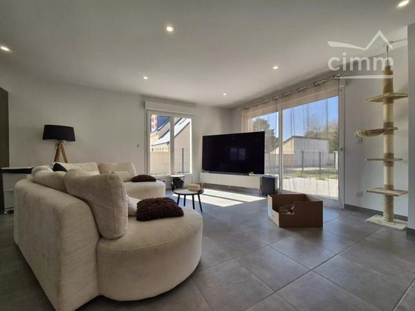 Découvrez dès maintenant, cette maison contemporaine de plain-pied, idéale pour une vie confortable et sans contraintes.