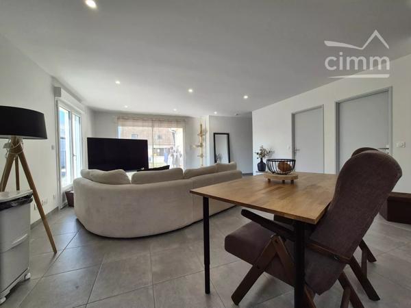 Découvrez dès maintenant, cette maison contemporaine de plain-pied, idéale pour une vie confortable et sans contraintes.