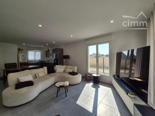 Découvrez dès maintenant, cette maison contemporaine de plain-pied, idéale pour une vie confortable et sans contraintes.