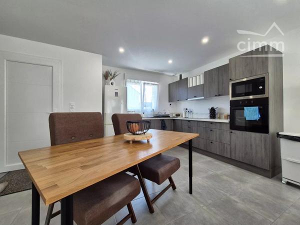 Découvrez dès maintenant, cette maison contemporaine de plain-pied, idéale pour une vie confortable et sans contraintes.