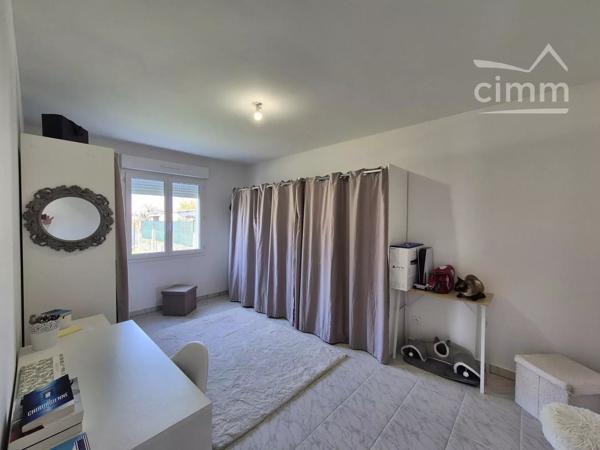 Découvrez dès maintenant, cette maison contemporaine de plain-pied, idéale pour une vie confortable et sans contraintes.