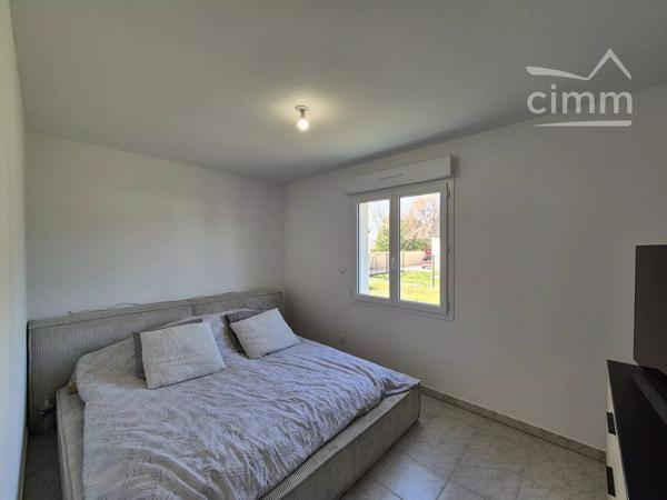 Découvrez dès maintenant, cette maison contemporaine de plain-pied, idéale pour une vie confortable et sans contraintes.