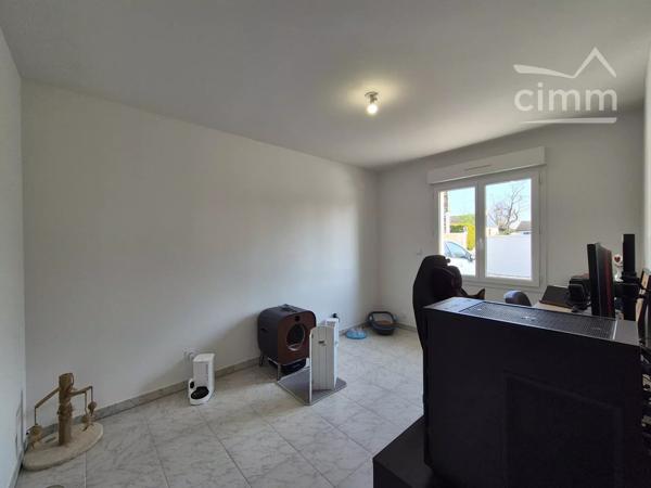 Découvrez dès maintenant, cette maison contemporaine de plain-pied, idéale pour une vie confortable et sans contraintes.
