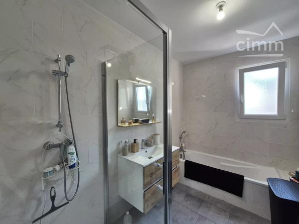 Découvrez dès maintenant, cette maison contemporaine de plain-pied, idéale pour une vie confortable et sans contraintes.