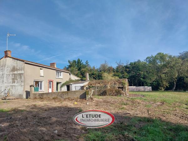 MACHECOUL ST MEME : Vue imprenable sur la vallée du Tenu, maison en pierres 105 m² + dépendances à rafraîchir