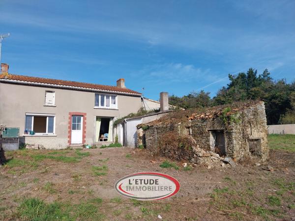 MACHECOUL ST MEME : Vue imprenable sur la vallée du Tenu, maison en pierres 105 m² + dépendances à rafraîchir