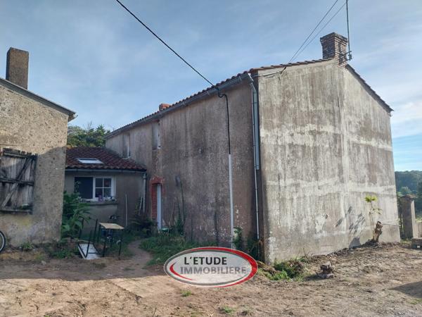 MACHECOUL ST MEME : Vue imprenable sur la vallée du Tenu, maison en pierres 105 m² + dépendances à rafraîchir