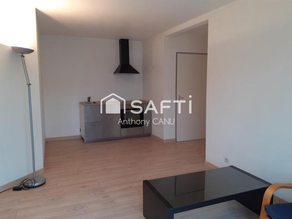 À deux pas du centre-ville, au calme côté jardin, découvrez ce T3 lumineux avec balcon, piscine et parking !