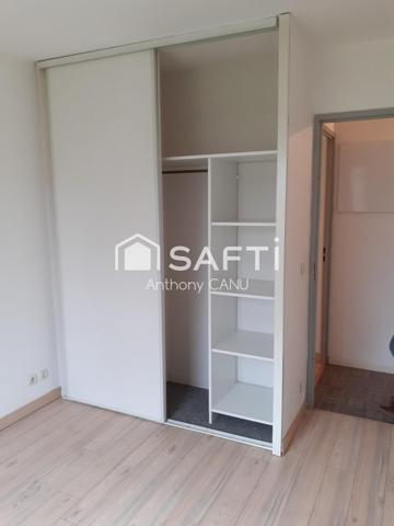 À deux pas du centre-ville, au calme côté jardin, découvrez ce T3 lumineux avec balcon, piscine et parking !