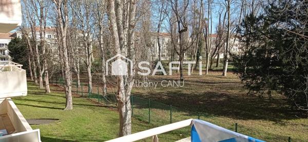 À deux pas du centre-ville, au calme côté jardin, découvrez ce T3 lumineux avec balcon, piscine et parking !