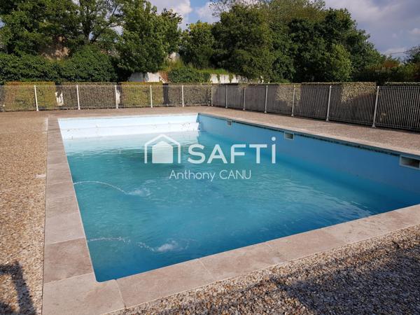 À deux pas du centre-ville, au calme côté jardin, découvrez ce T3 lumineux avec balcon, piscine et parking !