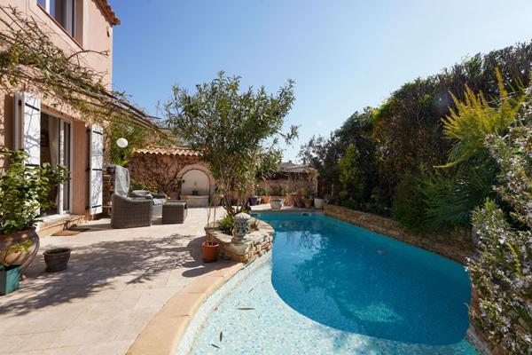 Maison 5 pièces de 141m² avec jardin paysager et piscine - Emplacement recherché - Luynes centre