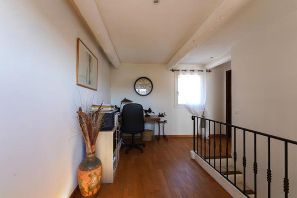 Maison 5 pièces de 141m² avec jardin paysager et piscine - Emplacement recherché - Luynes centre