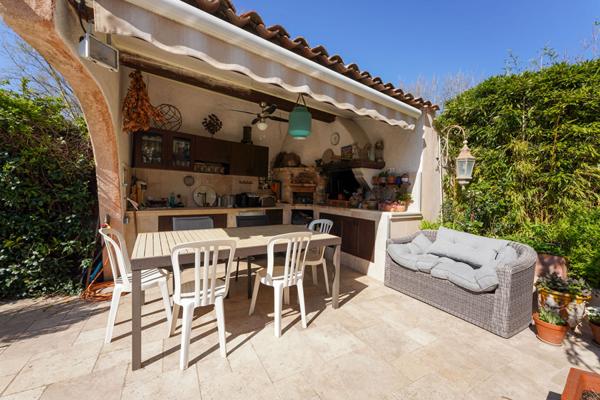 Maison 5 pièces de 141m² avec jardin paysager et piscine - Emplacement recherché - Luynes centre