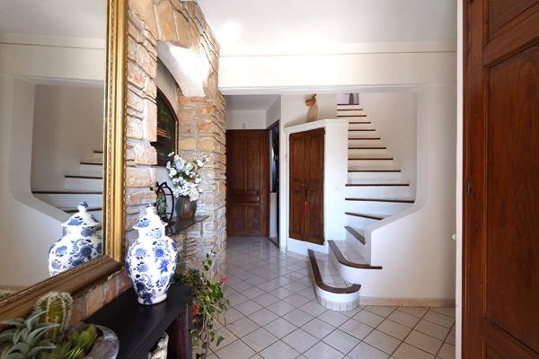 Maison 5 pièces de 141m² avec jardin paysager et piscine - Emplacement recherché - Luynes centre