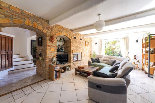 Maison 5 pièces de 141m² avec jardin paysager et piscine - Emplacement recherché - Luynes centre