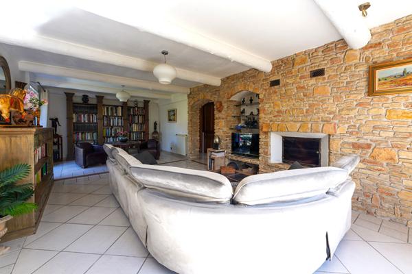 Maison 5 pièces de 141m² avec jardin paysager et piscine - Emplacement recherché - Luynes centre