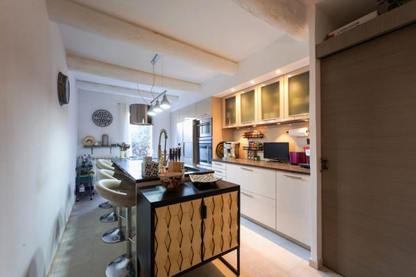 Maison 5 pièces de 141m² avec jardin paysager et piscine - Emplacement recherché - Luynes centre