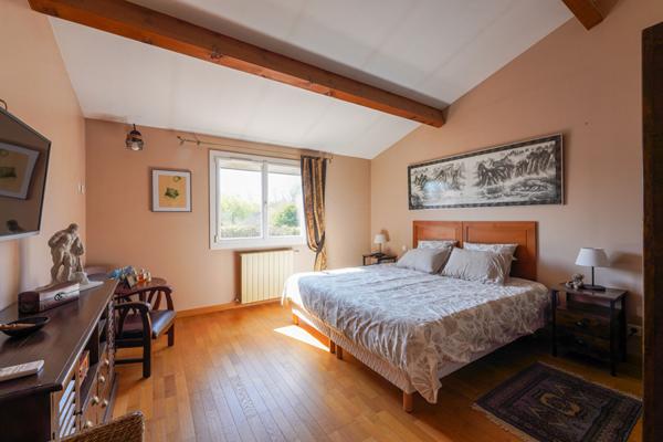 Maison 5 pièces de 141m² avec jardin paysager et piscine - Emplacement recherché - Luynes centre