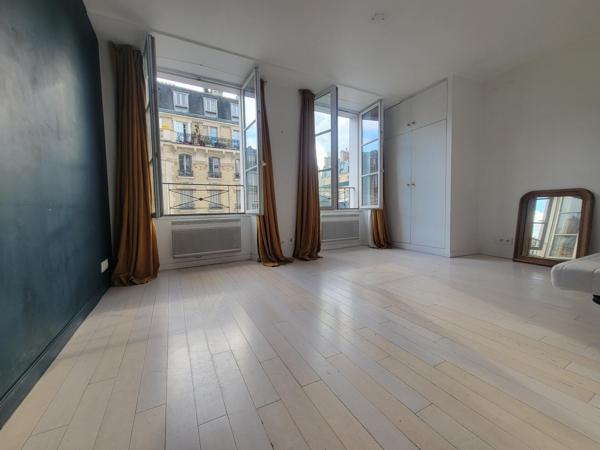 Magnifique studio ensoleillé situé au 4ème étage avec ascenseur