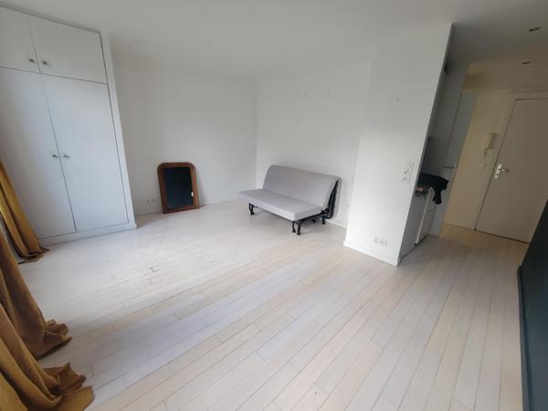 Magnifique studio ensoleillé situé au 4ème étage avec ascenseur