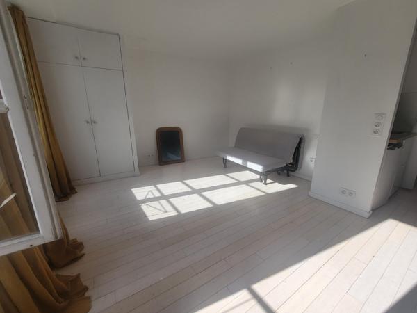 Magnifique studio ensoleillé situé au 4ème étage avec ascenseur