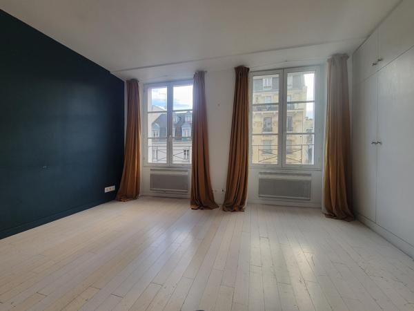 Magnifique studio ensoleillé situé au 4ème étage avec ascenseur