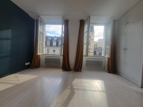 Magnifique studio ensoleillé situé au 4ème étage avec ascenseur