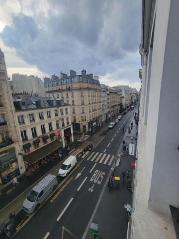 Magnifique studio ensoleillé situé au 4ème étage avec ascenseur