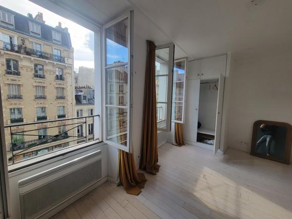 Magnifique studio ensoleillé situé au 4ème étage avec ascenseur