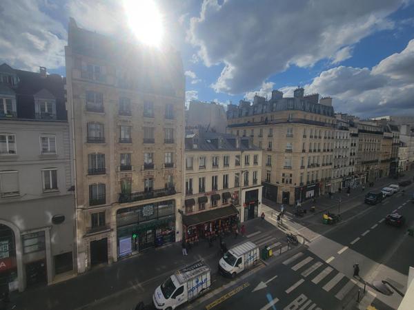 Magnifique studio ensoleillé situé au 4ème étage avec ascenseur