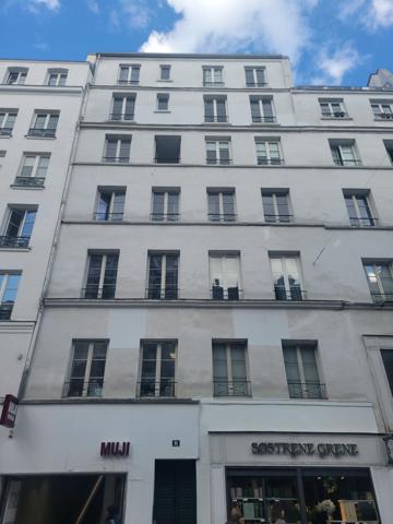 Magnifique studio ensoleillé situé au 4ème étage avec ascenseur