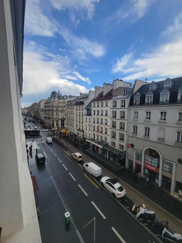 Magnifique studio ensoleillé situé au 4ème étage avec ascenseur