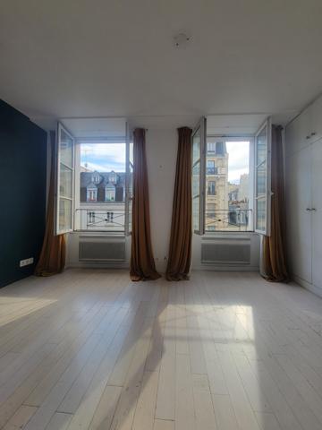 Magnifique studio ensoleillé situé au 4ème étage avec ascenseur