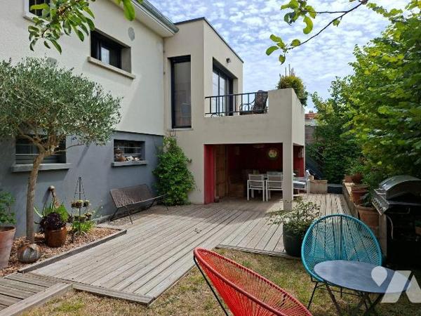  Maison familiale de 148m² à Troyes à proximité immédiate de l'hôpital entièrement restaurée,
...