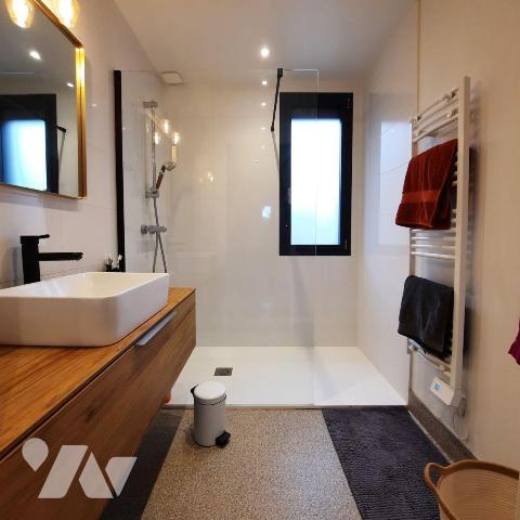  Maison familiale de 148m² à Troyes à proximité immédiate de l'hôpital entièrement restaurée,
...