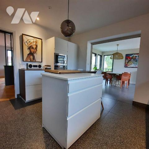  Maison familiale de 148m² à Troyes à proximité immédiate de l'hôpital entièrement restaurée,
...