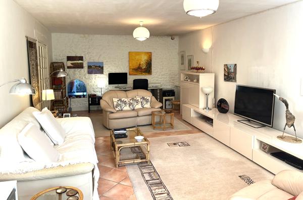 Maison Montmoreau Saint Cybard 7 pièce(s) 186 m2 Montmoreau saint cybard