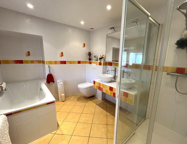 Maison Montmoreau Saint Cybard 7 pièce(s) 186 m2 Montmoreau saint cybard