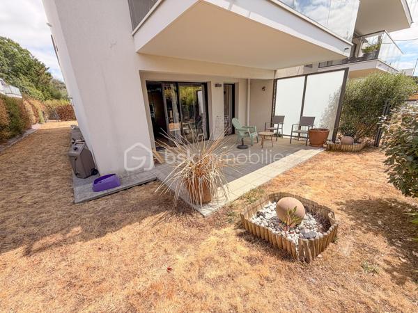 ARRADON - A proximité immédiate de toutes commodités.
Dans une résidence de standing construite en 2019 - COUP DE COEUR pour cet appartement 3 pièces en RDC avec terrasse de 18 m2 et jardin PRIVATIF de
140 m2 cloturé.

L'appartement comprend une pièce de vie de 32 m2 exposé Ouest avec cuisine ouverte aménagée et équipée (accès terrasse), deux chambres de 12 et 10
m2, grande salle de bains de 6 m2 environ, wc.
Garage en sous-sol sécurisé.

Les plus : Emplacement, Jardin (très rare), vous posez vos valises, ...