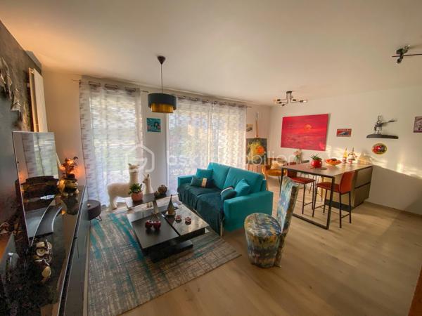 ARRADON - A proximité immédiate de toutes commodités.
Dans une résidence de standing construite en 2019 - COUP DE COEUR pour cet appartement 3 pièces en RDC avec terrasse de 18 m2 et jardin PRIVATIF de
140 m2 cloturé.

L'appartement comprend une pièce de vie de 32 m2 exposé Ouest avec cuisine ouverte aménagée et équipée (accès terrasse), deux chambres de 12 et 10
m2, grande salle de bains de 6 m2 environ, wc.
Garage en sous-sol sécurisé.

Les plus : Emplacement, Jardin (très rare), vous posez vos valises, ...
