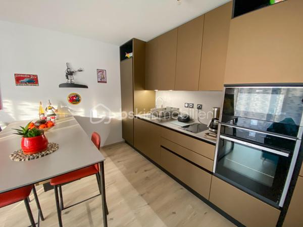 ARRADON - A proximité immédiate de toutes commodités.
Dans une résidence de standing construite en 2019 - COUP DE COEUR pour cet appartement 3 pièces en RDC avec terrasse de 18 m2 et jardin PRIVATIF de
140 m2 cloturé.

L'appartement comprend une pièce de vie de 32 m2 exposé Ouest avec cuisine ouverte aménagée et équipée (accès terrasse), deux chambres de 12 et 10
m2, grande salle de bains de 6 m2 environ, wc.
Garage en sous-sol sécurisé.

Les plus : Emplacement, Jardin (très rare), vous posez vos valises, ...