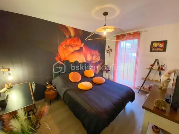ARRADON - A proximité immédiate de toutes commodités.
Dans une résidence de standing construite en 2019 - COUP DE COEUR pour cet appartement 3 pièces en RDC avec terrasse de 18 m2 et jardin PRIVATIF de
140 m2 cloturé.

L'appartement comprend une pièce de vie de 32 m2 exposé Ouest avec cuisine ouverte aménagée et équipée (accès terrasse), deux chambres de 12 et 10
m2, grande salle de bains de 6 m2 environ, wc.
Garage en sous-sol sécurisé.

Les plus : Emplacement, Jardin (très rare), vous posez vos valises, ...
