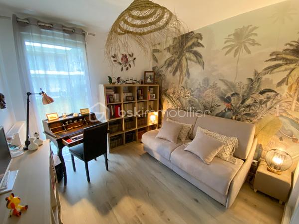 ARRADON - A proximité immédiate de toutes commodités.
Dans une résidence de standing construite en 2019 - COUP DE COEUR pour cet appartement 3 pièces en RDC avec terrasse de 18 m2 et jardin PRIVATIF de
140 m2 cloturé.

L'appartement comprend une pièce de vie de 32 m2 exposé Ouest avec cuisine ouverte aménagée et équipée (accès terrasse), deux chambres de 12 et 10
m2, grande salle de bains de 6 m2 environ, wc.
Garage en sous-sol sécurisé.

Les plus : Emplacement, Jardin (très rare), vous posez vos valises, ...
