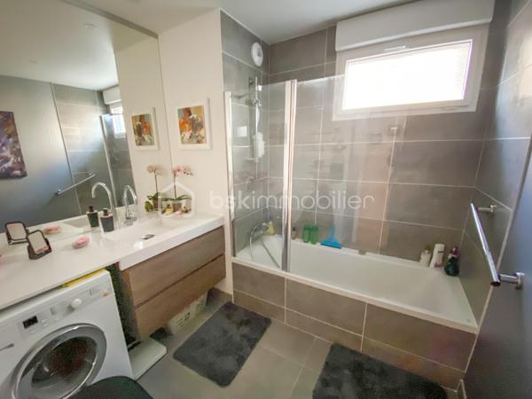 ARRADON - A proximité immédiate de toutes commodités.
Dans une résidence de standing construite en 2019 - COUP DE COEUR pour cet appartement 3 pièces en RDC avec terrasse de 18 m2 et jardin PRIVATIF de
140 m2 cloturé.

L'appartement comprend une pièce de vie de 32 m2 exposé Ouest avec cuisine ouverte aménagée et équipée (accès terrasse), deux chambres de 12 et 10
m2, grande salle de bains de 6 m2 environ, wc.
Garage en sous-sol sécurisé.

Les plus : Emplacement, Jardin (très rare), vous posez vos valises, ...