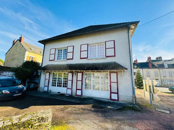 Grande maison de famille dans le centre de Saint Saulge