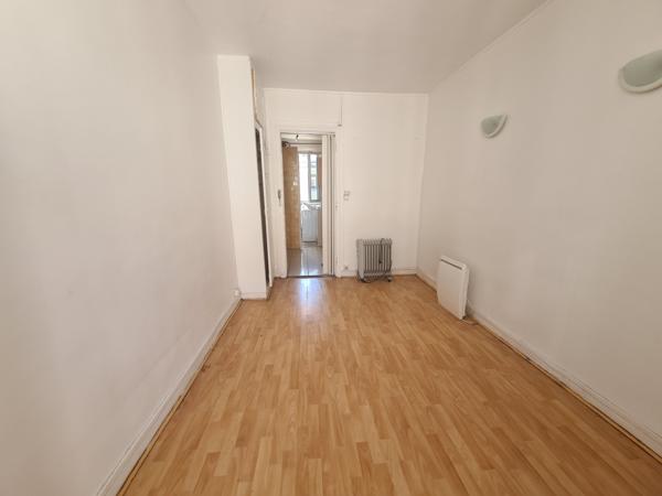 Studio place Voltaire à refaire entièrement