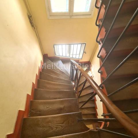 Studio place Voltaire à refaire entièrement